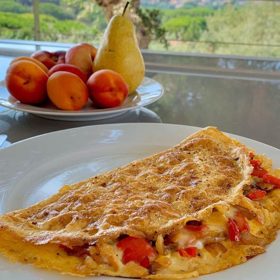 Imagen de Omelette con Cebolla, Bacon, Pimentón y Tomate