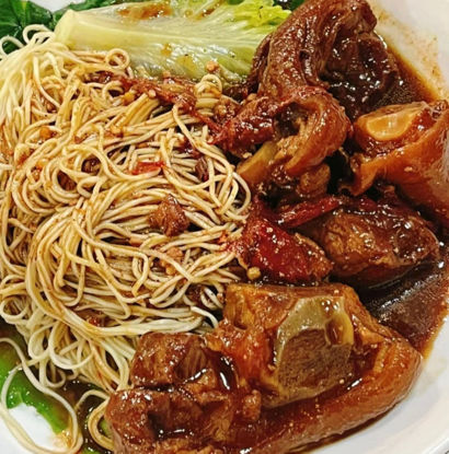 Imagen de Fideos en Salsa con Patas de Puerco